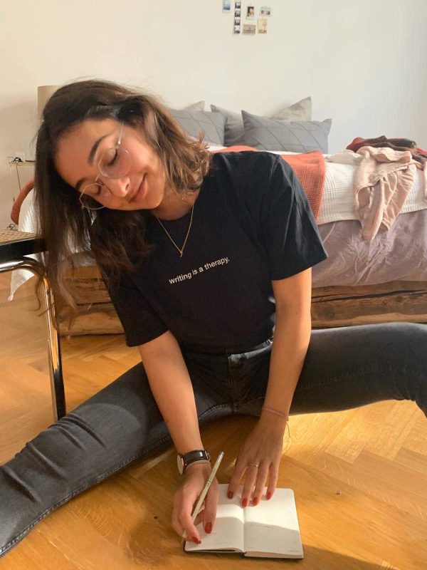 writing is a therapy. T-Shirt Online-Verkauf – Bild 2