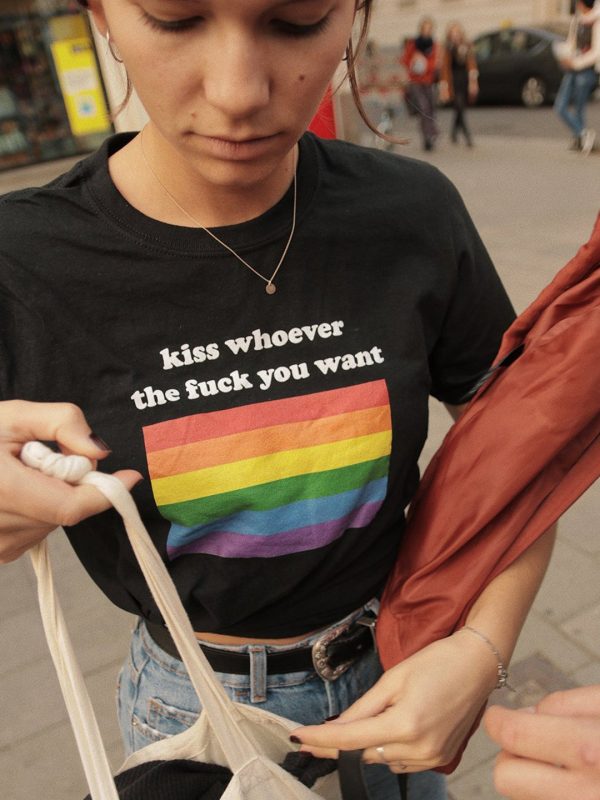 kiss whoever the fuck you want T-Shirt Angebot – Bild 5