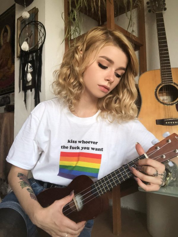 kiss whoever the fuck you want T-Shirt Angebot