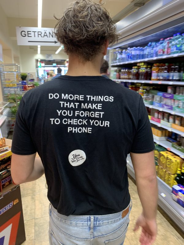 Do more things that make you forget to check your phone T-Shirt Angebot